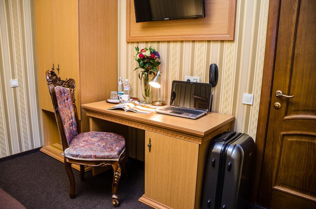 Dvoryanskiy Hotel Dnipro Exteriör bild