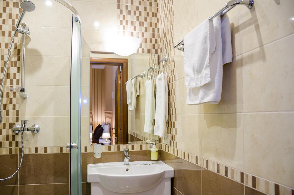 Dvoryanskiy Hotel Dnipro Exteriör bild